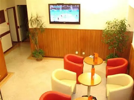 بيت ضيافة Residencial Do Areeiro 2*